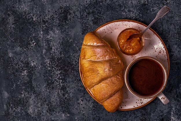 Croissant fresco sobre un fondo oscuro