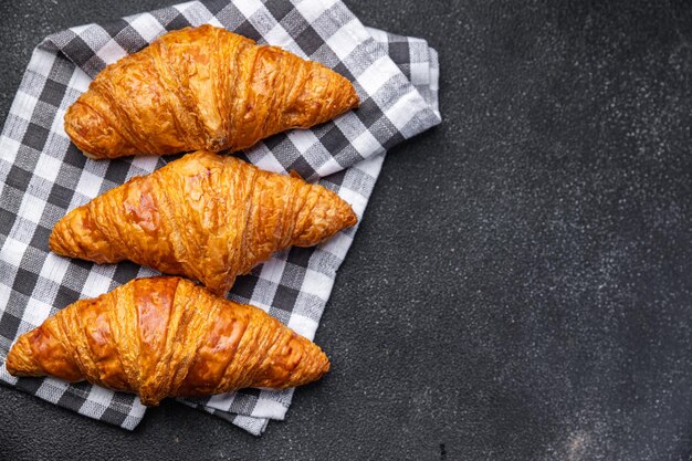 croissant frisches gebäck mahlzeit essen snack auf dem tisch kopierraum essen hintergrund rustikale draufsicht