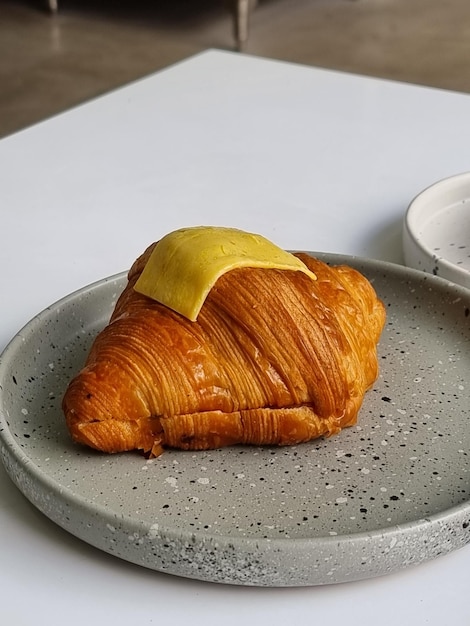 Croissant-Frühstück und Schinkenkäse mit Kaffee im Café-Shop