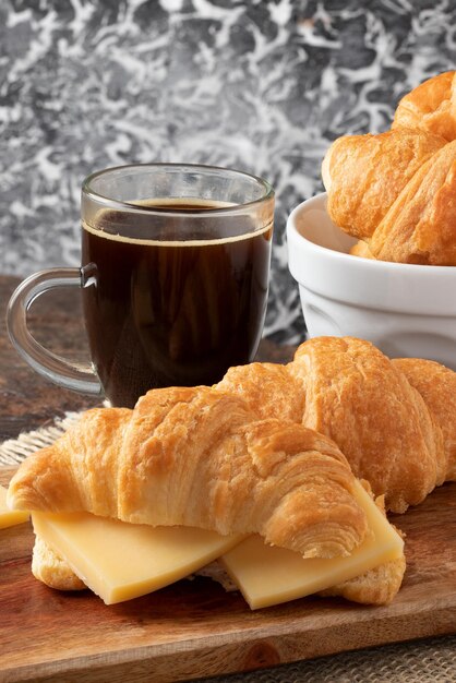 Croissant gefüllt mit Käse und serviert mit Kaffee