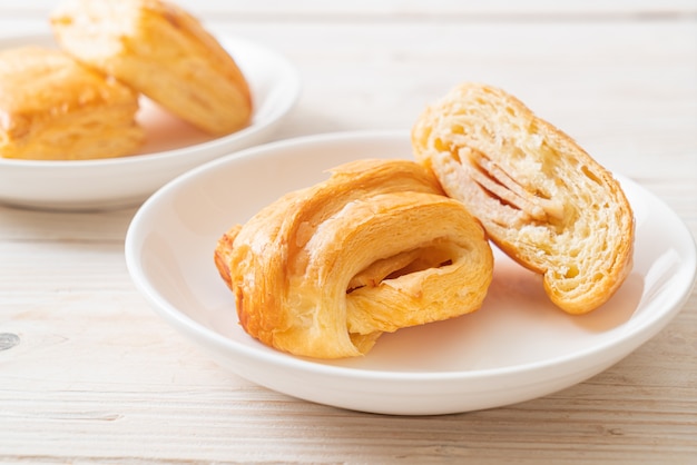 Croissant de jamón y queso casero