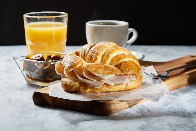 Croissant de jamon y queso con lechuga tomate aguacate