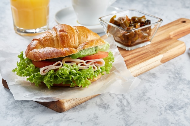 Croissant de jamon y queso con lechuga tomate aguacate