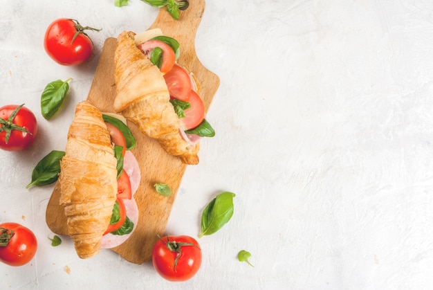 Croissant con jamón, queso, tomate fresco y albahaca.