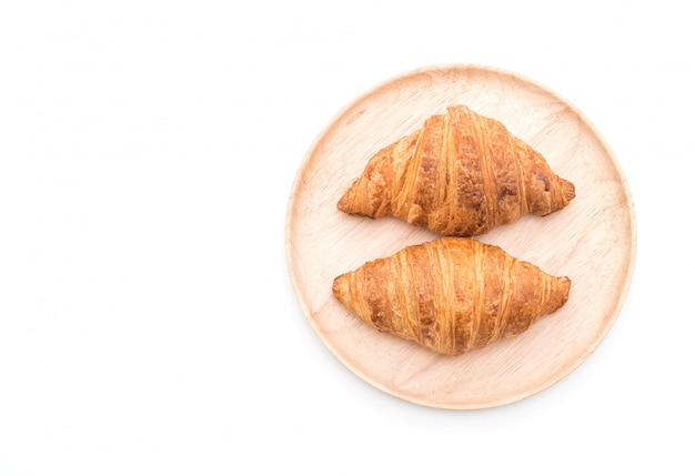 Foto croissant de mantequilla en blanco