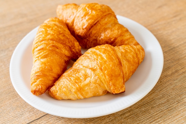 croissant de mantequilla fresca en placa