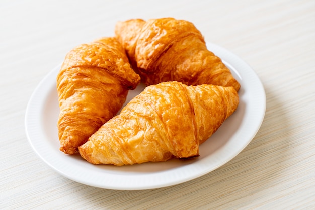 Croissant de mantequilla fresca en un plato