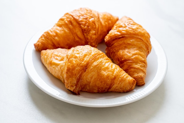 Croissant de mantequilla fresca en un plato