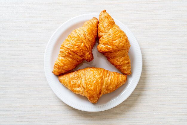 Croissant de mantequilla fresca en un plato