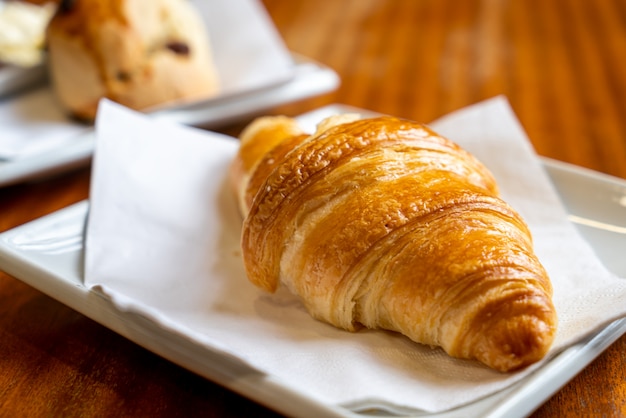 croissant de mantequilla en un plato