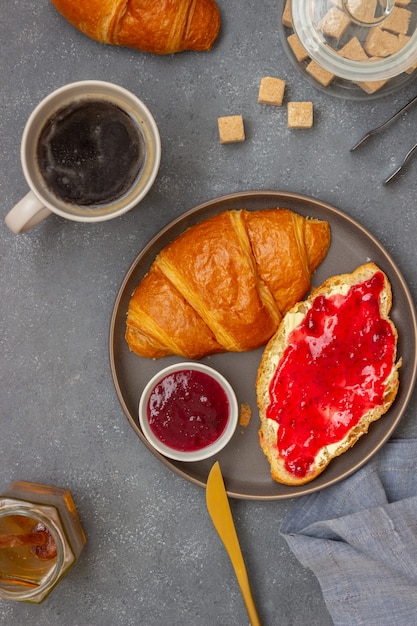 Croissant con mermelada de arándanos y mantequilla