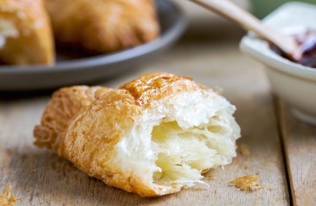 Croissant con mermelada de frutas de bayas por café