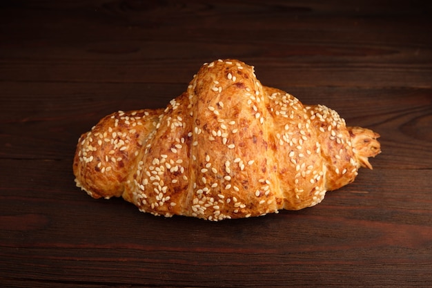 Croissant en una mesa de madera