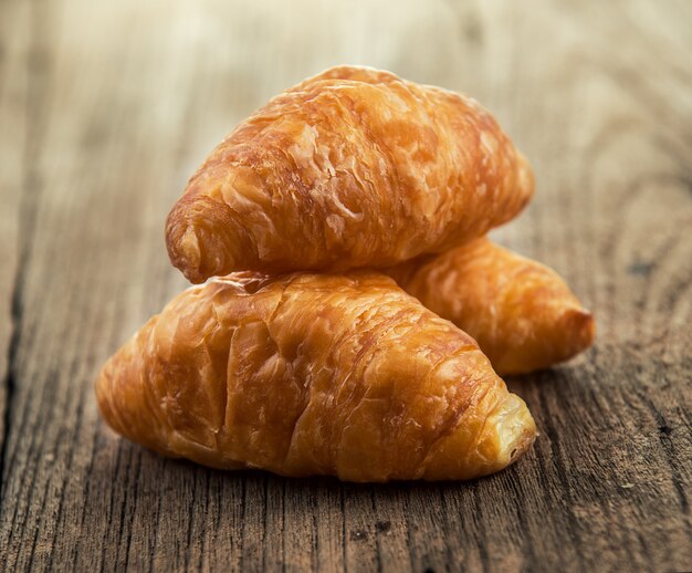 Croissant en mesa de madera