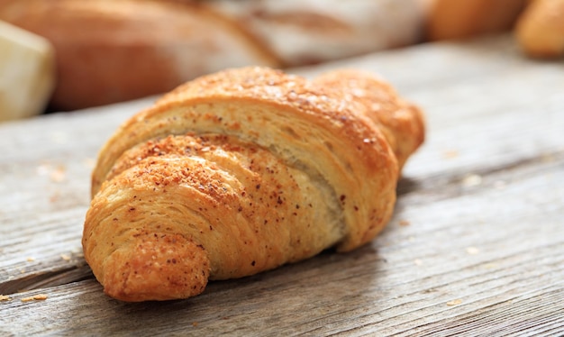 Croissant en una mesa de madera