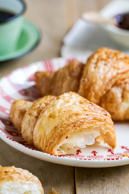 Croissant mit Beeren-Fruchtmarmelade von Kaffee