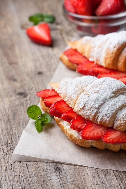 Foto croissant mit frischen erdbeeren, ricotta
