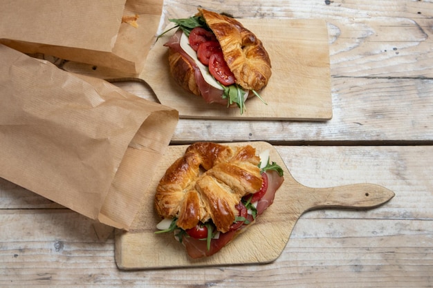 Croissant mit Jamon, Käse, Salat und Tomaten zum Frühstück