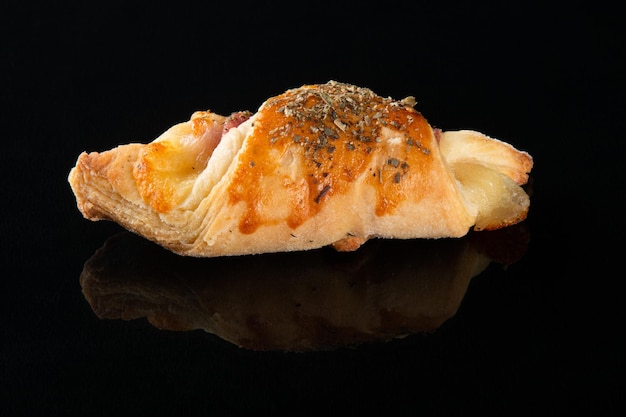 Croissant mit Käse und Schinken Schwarzer Hintergrund