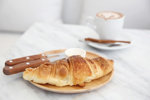 Croissant mit Kaffee