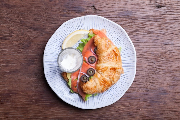 Croissant mit Lachs und Kapern