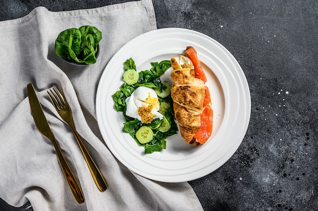 Croissant mit Lachs und Ricotta