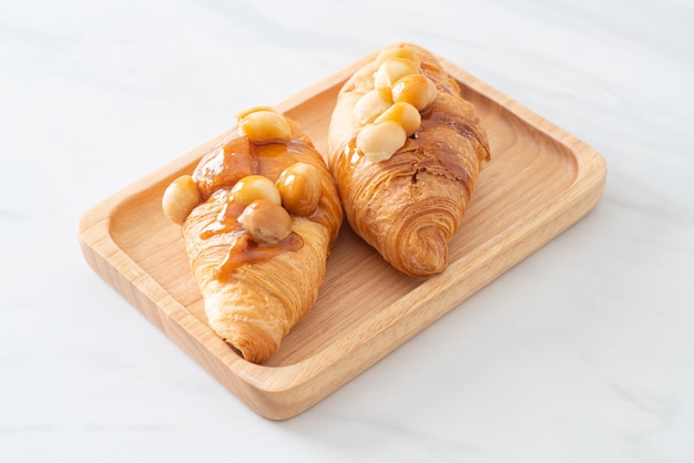 Croissant mit Macadamia und Karamell