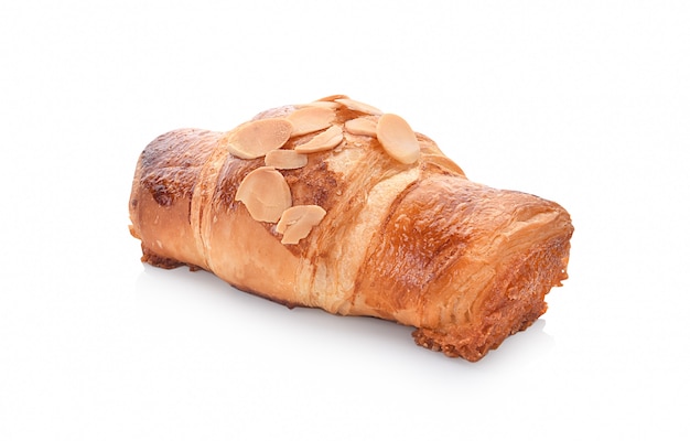 Foto croissant mit mandel auf einem weißen