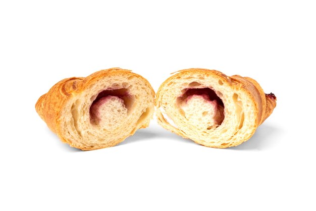 Croissant mit Marmelade isoliert auf weiß