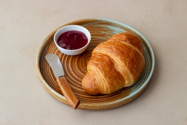 Croissant mit Preiselbeermarmelade