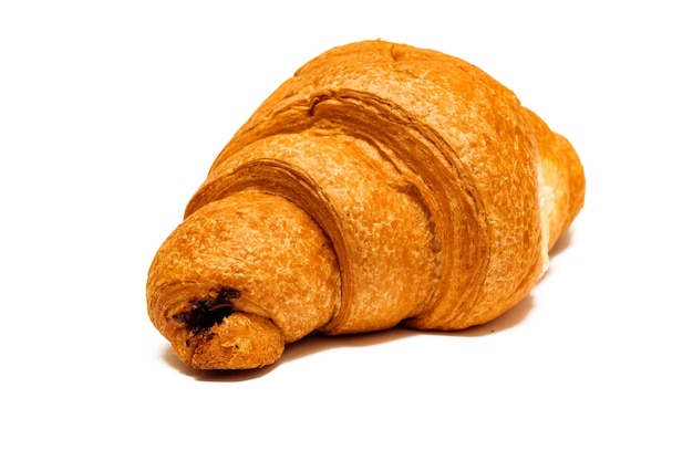 Croissant mit Schokolade isoliert auf weißem Hintergrund