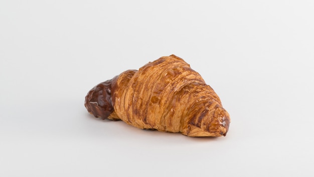 Croissant mit Schokoladenfüllung auf weißem Hintergrund