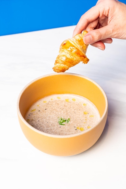 Croissant mit Trüffelpilzsuppe