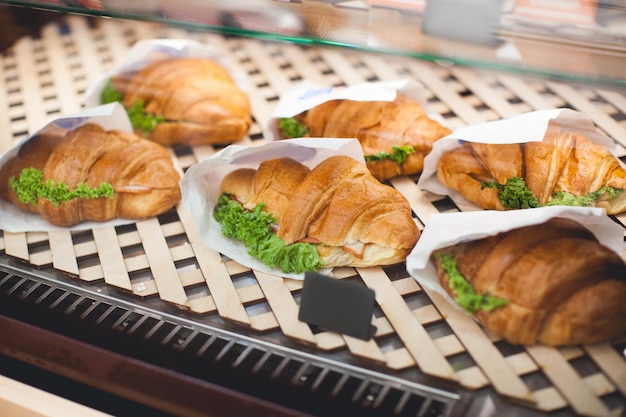 Croissant na vitrine da confeitaria