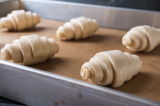 Croissant não cozido na assadeira