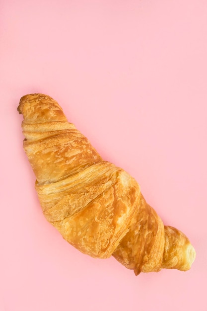 Croissant no fundo rosa
