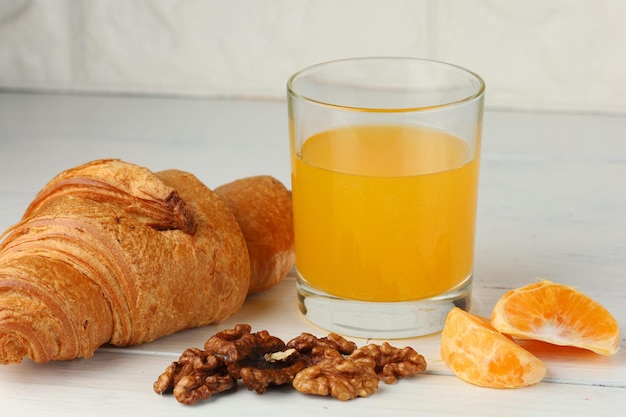 Croissant Nüsse und Orangensaft Gesundes Essen