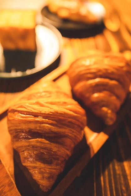 Croissant para um conjunto de café da manhã no café pastelaria doce comida de padaria francesa