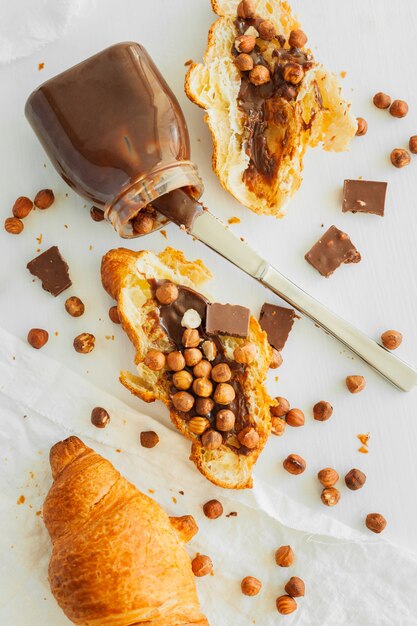 Croissant con Pasta de Chocolate y Nueces