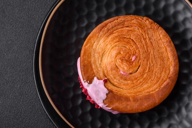 Croissant de pastel redondo con relleno de frambuesa o rollo de Nueva York