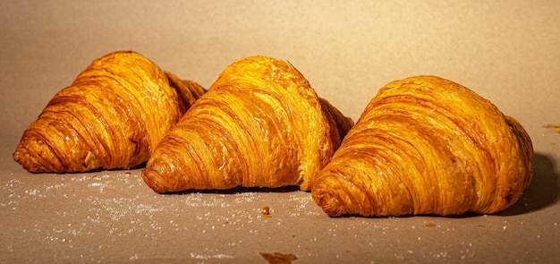 Croissant en perspectiva Panadería francesa de hojaldre Comida de masa dulce en papel kraft