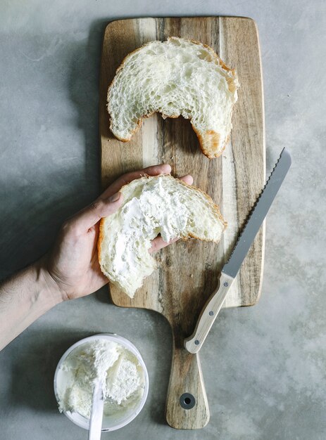 Croissant con queso crema para el desayuno