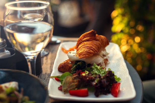 Croissant con queso y escalfados en un restaurante