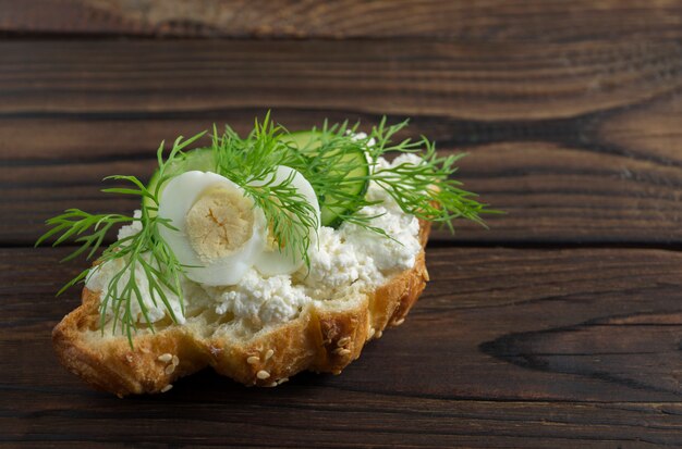 Croissant con queso y hierbas.