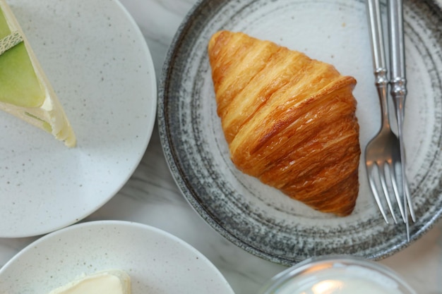 Foto croissant recém-assado brilhando na cafeteria