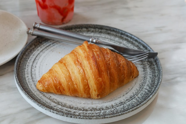 Croissant recém-assado brilhando na cafeteria