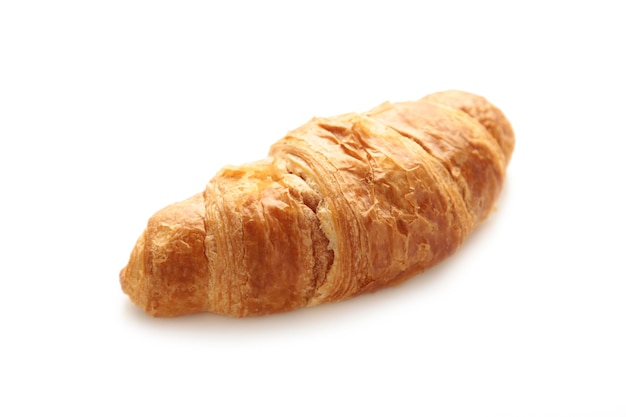 Croissant recién aislado sobre un fondo blanco. Vista superior