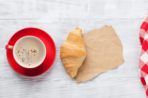 Croissant recién hecho y café