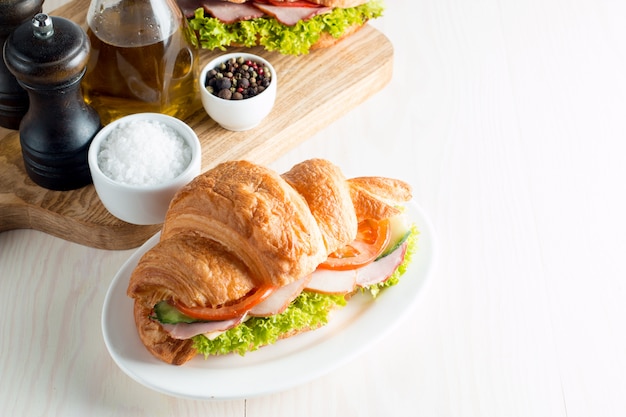 Croissant recién hecho con jamón.