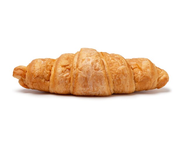 Croissant recién horneado aislado en un espacio en blanco